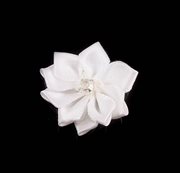 Satin blomst med rhinsten. Hvid. 30 mm